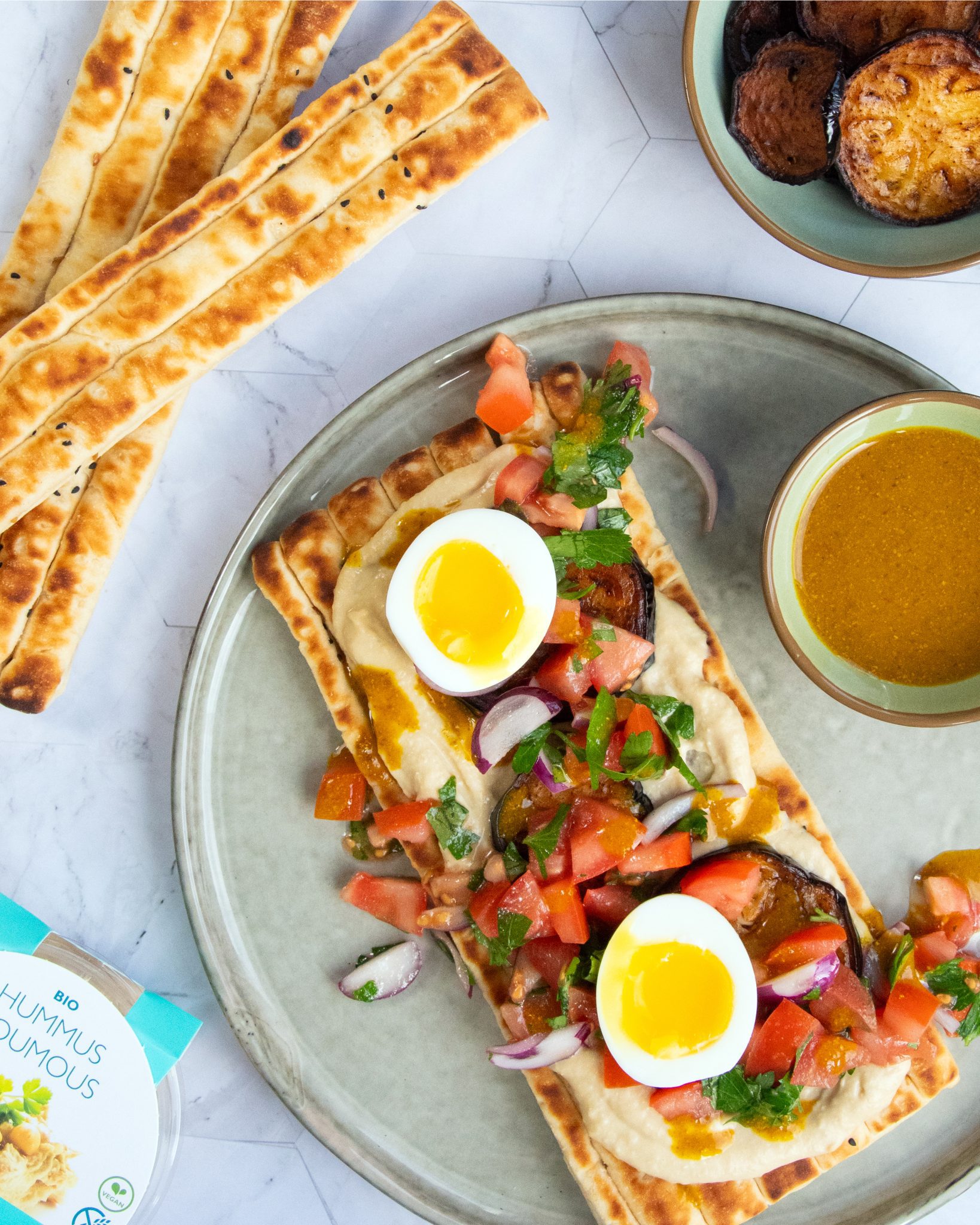 Flatbread Sabich met Florentin Hummus