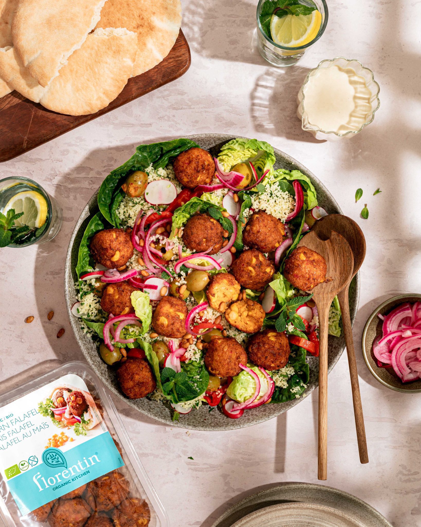 Salade met Couscous, Florentin Corn Falafel en Tahin-Citroendressing