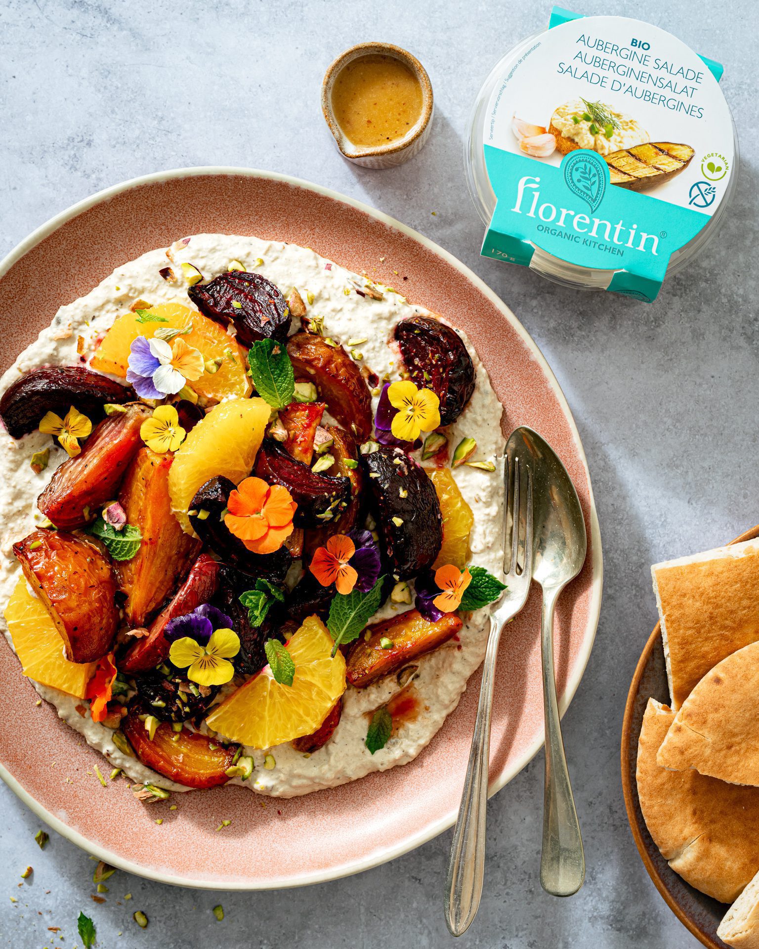 FlorGekleurde bietjes met Aubergine Salade en geroosterde Pita’sentin Gekleurde Bietjes met Aubergine Salade
