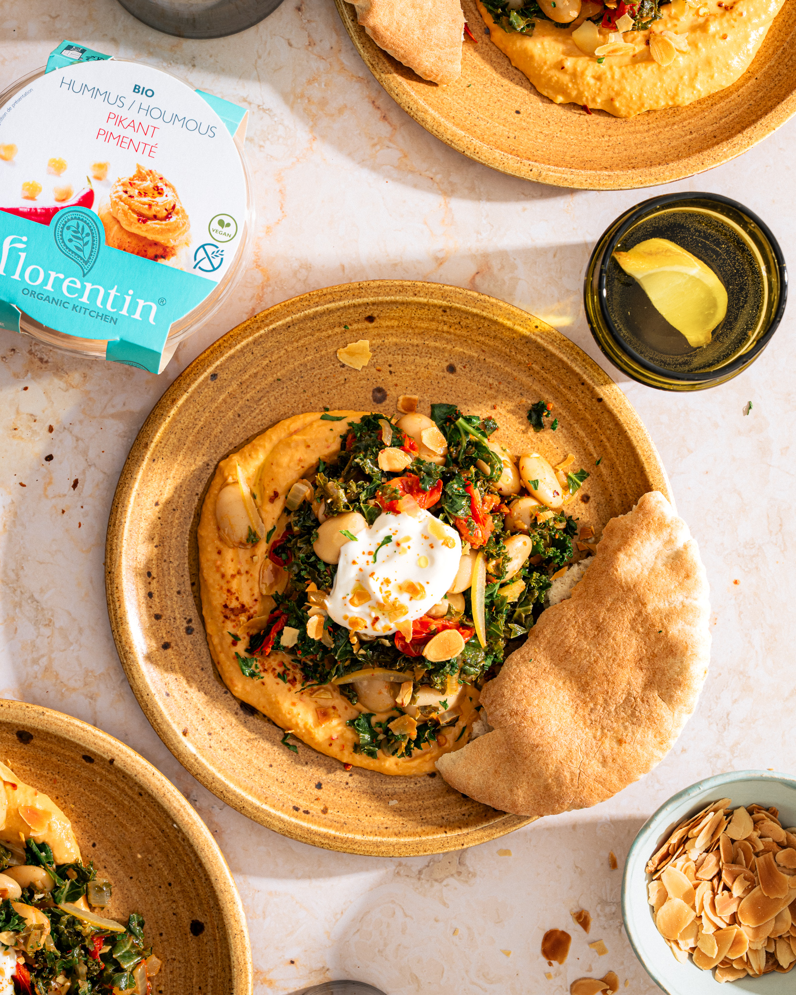Loaded Hummus Pikant met groentestoof en pita