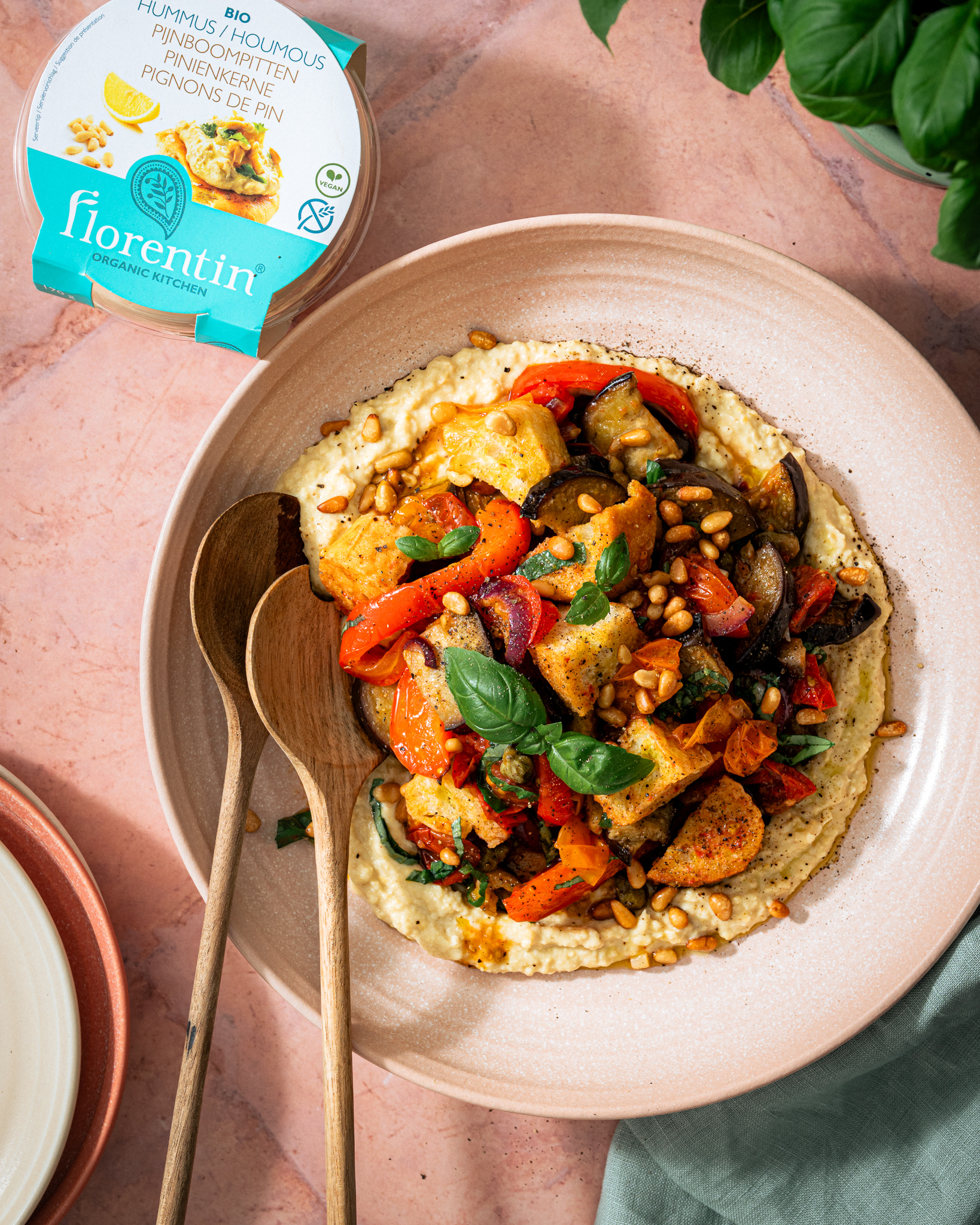 Panzanella-style Traybake met Hummus Pijnboompitten