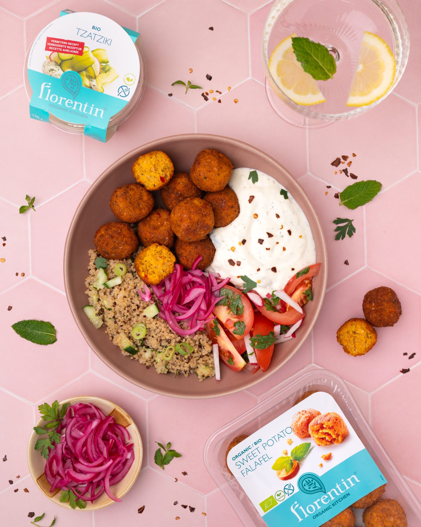 Quinoa Bowl Met Zoete Aardappel Falafel En Tzatziki