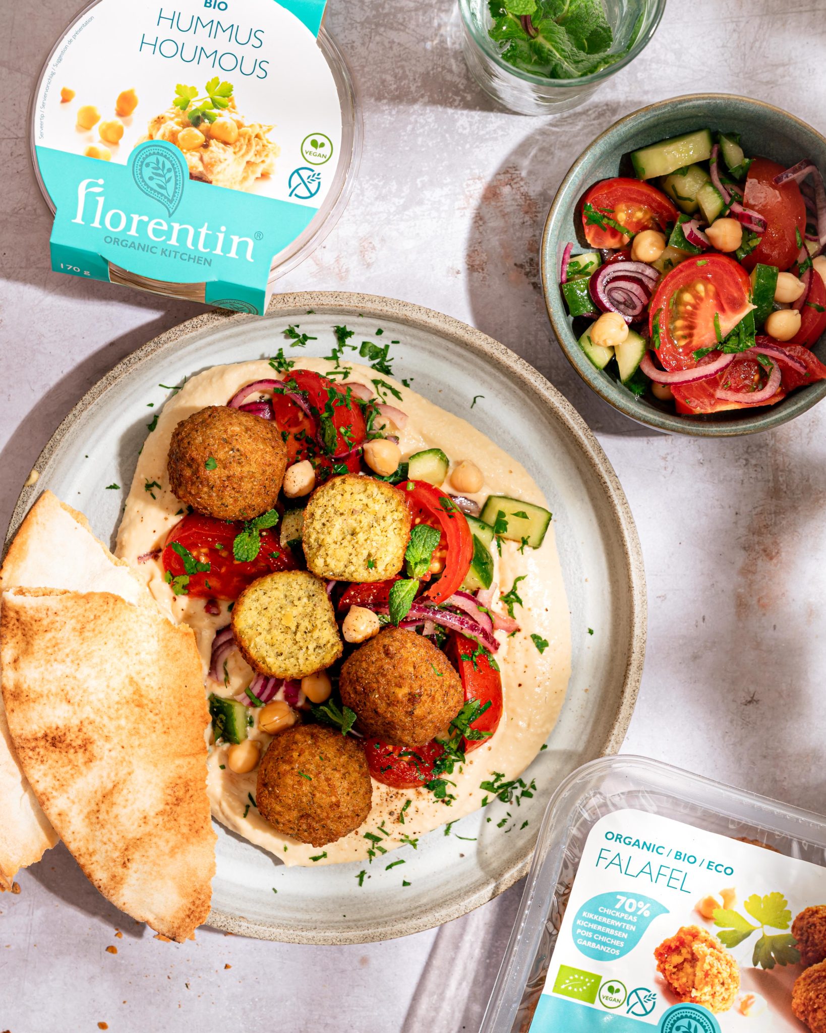 Loaded Hummus Met Falafel, Rauwkost En Kikkererwten